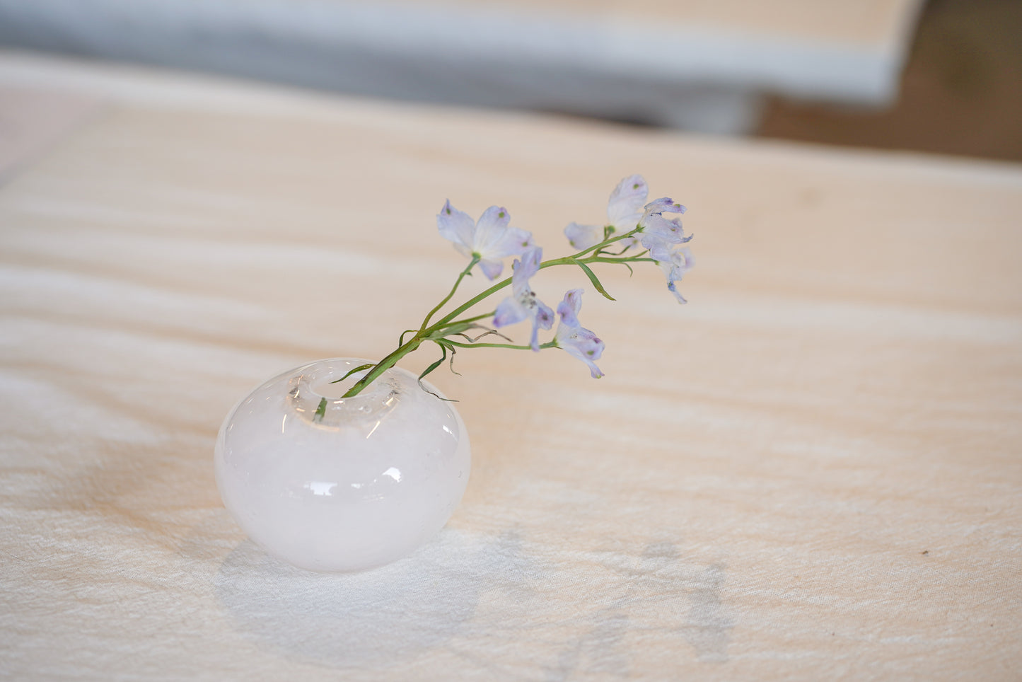 乳白玻璃小花器 一輪插 | Sazanami Glass