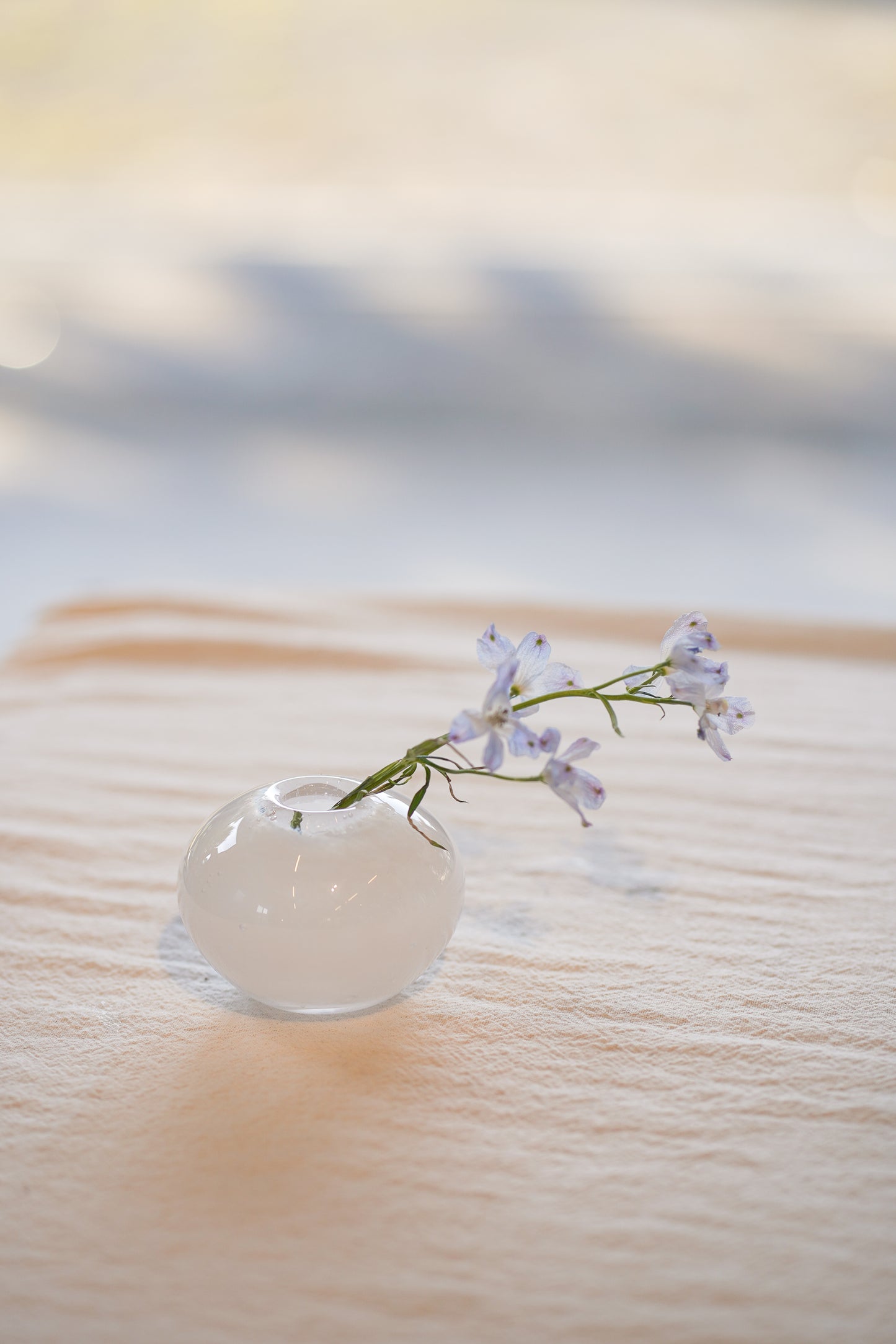 乳白玻璃小花器 一輪插 | Sazanami Glass