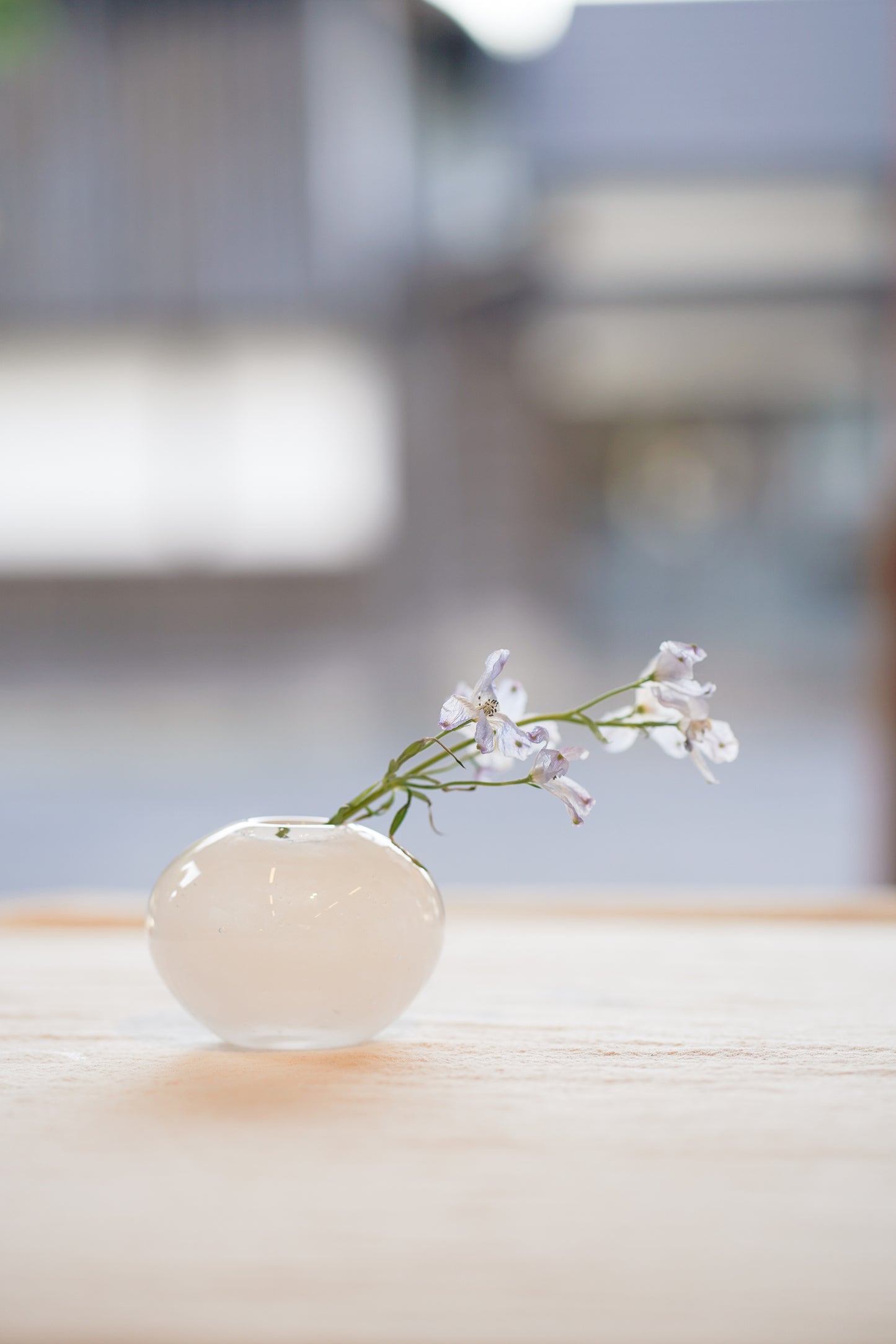 乳白玻璃小花器 一輪插 | Sazanami Glass