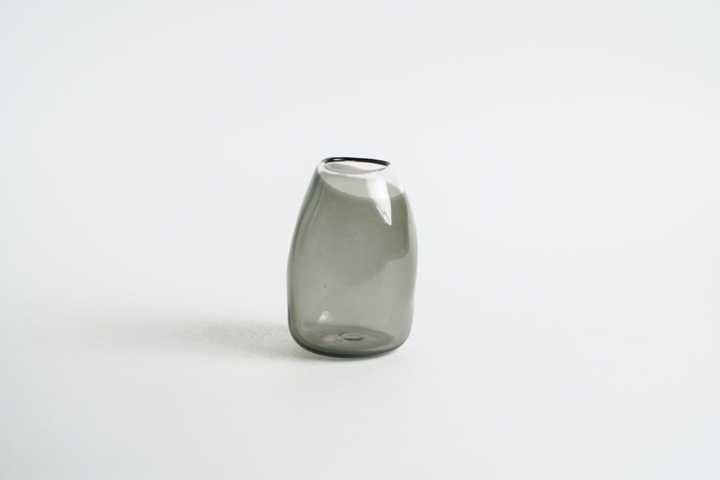 曲線玻璃花瓶 霧灰 | Sazanami Glass