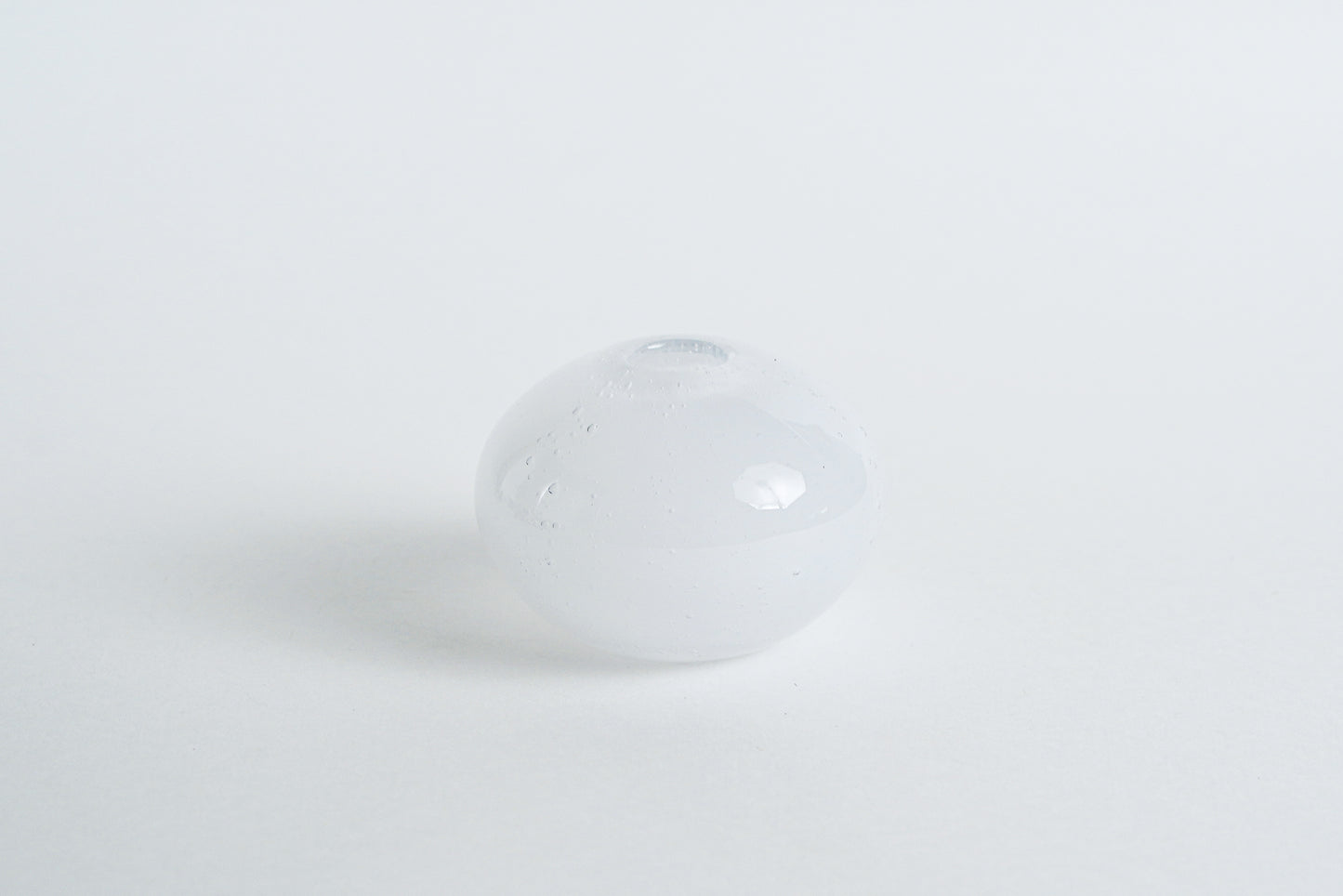 乳白玻璃小花器 一輪插 | Sazanami Glass