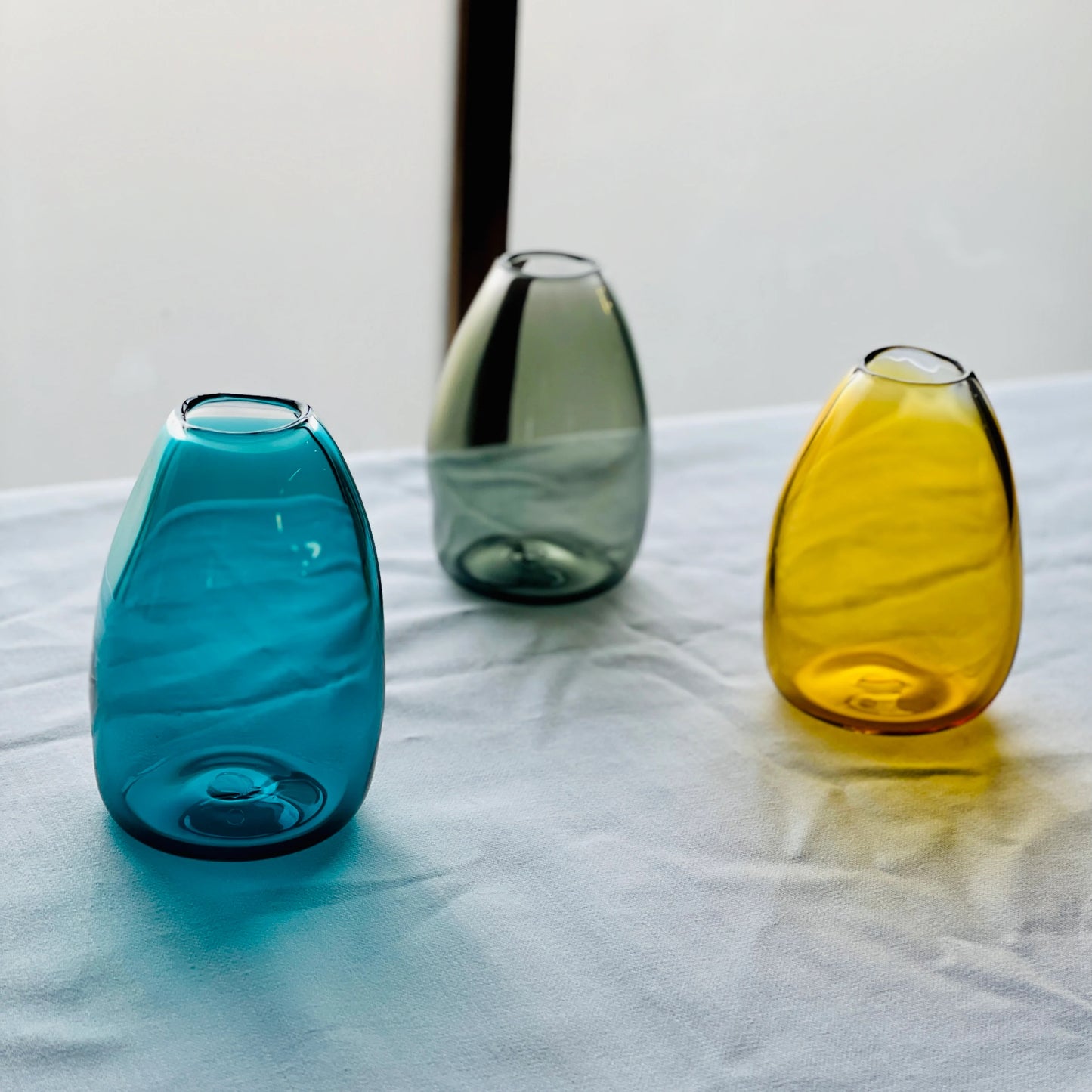 曲線玻璃花瓶 霧灰 | Sazanami Glass