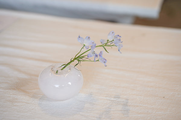 乳白玻璃小花器 一輪插 | Sazanami Glass