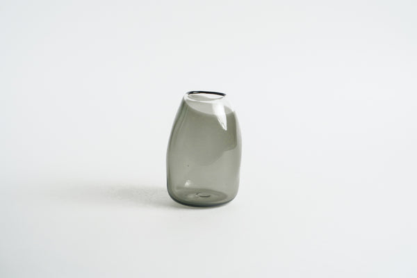 曲線玻璃花瓶 霧灰 | Sazanami Glass