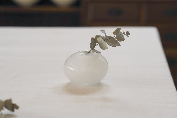 乳白玻璃小花器 一輪插 | Sazanami Glass