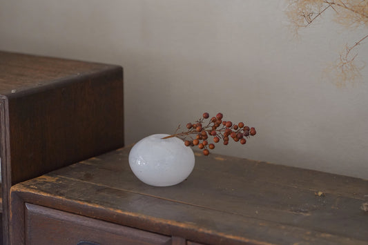 乳白玻璃小花器 一輪插 | Sazanami Glass