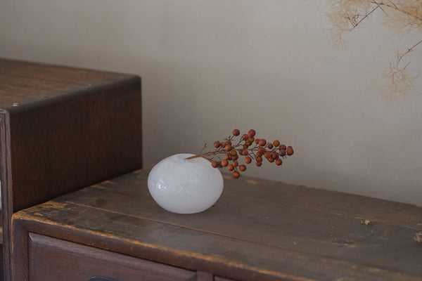 乳白玻璃小花器 一輪插 | Sazanami Glass
