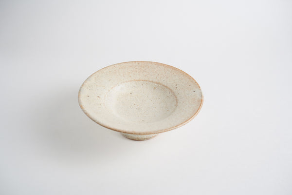 霧面白釉高台皿 | 山本一仁 (2025年12月)