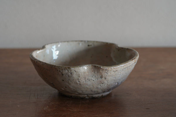 灰釉化粧三葉鉢 | 小辻真一