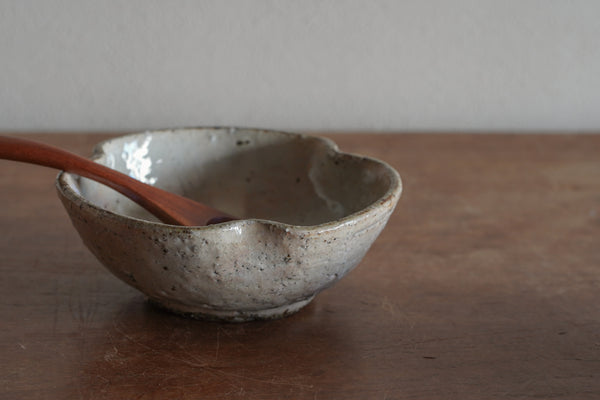 灰釉化粧三葉鉢 | 小辻真一