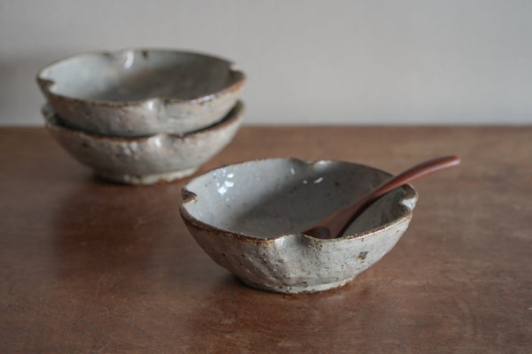 灰釉化粧四葉鉢 | 小辻真一