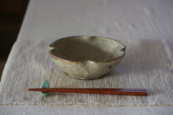 灰釉化粧四葉鉢 | 小辻真一