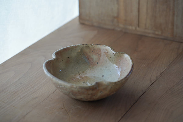 灰釉化粧三葉鉢 | 小辻真一