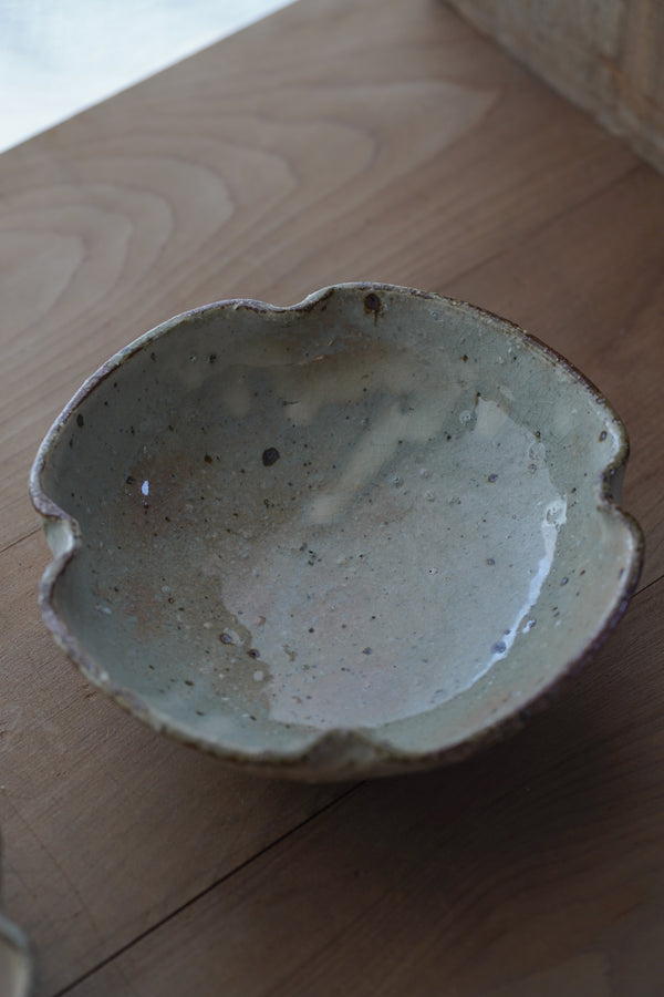 灰釉化粧四葉鉢 | 小辻真一