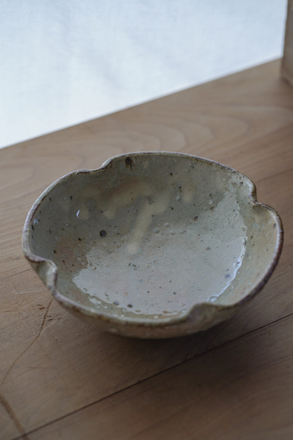 灰釉化粧四葉鉢 | 小辻真一