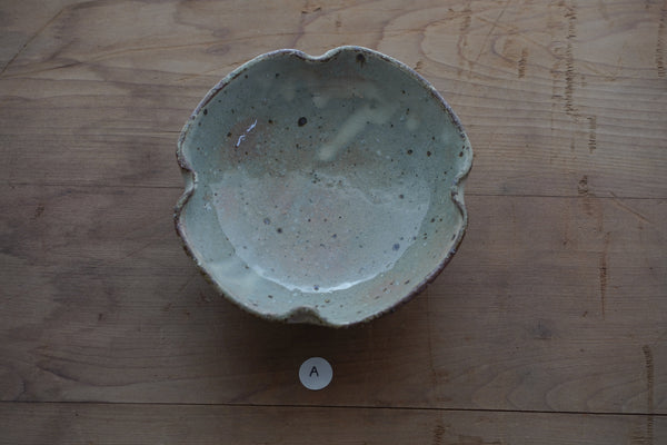 灰釉化粧四葉鉢 | 小辻真一