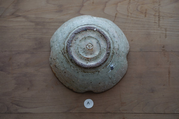 灰釉化粧四葉鉢 | 小辻真一