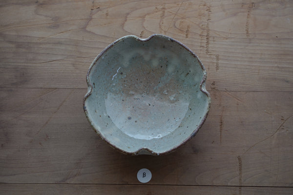 灰釉化粧四葉鉢 | 小辻真一