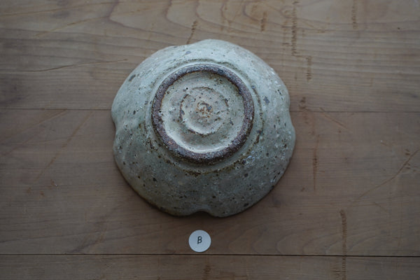 灰釉化粧四葉鉢 | 小辻真一