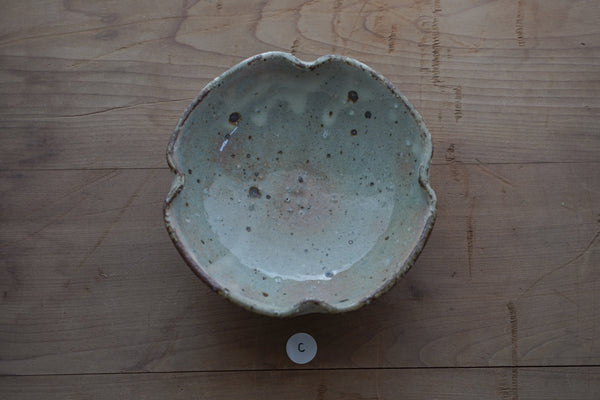 灰釉化粧四葉鉢 | 小辻真一