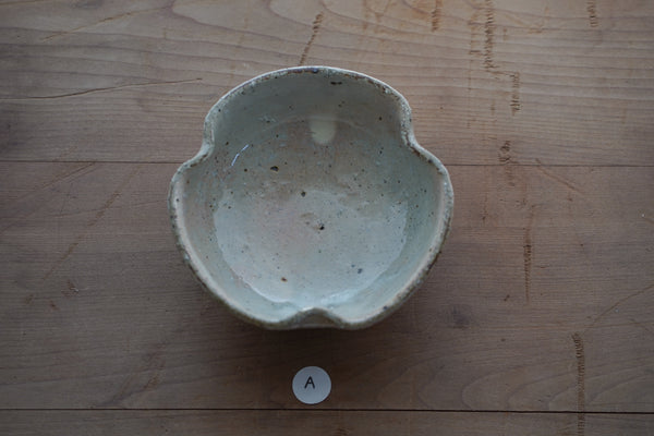 灰釉化粧三葉鉢 | 小辻真一