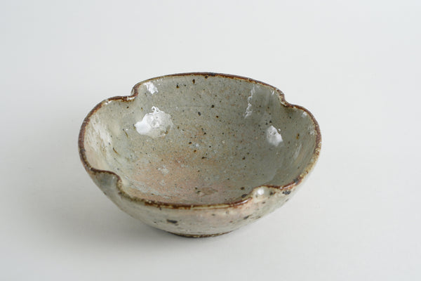 灰釉化粧四葉鉢 | 小辻真一