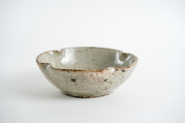 灰釉化粧四葉鉢 | 小辻真一