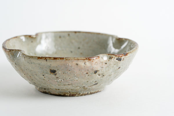灰釉化粧四葉鉢 | 小辻真一