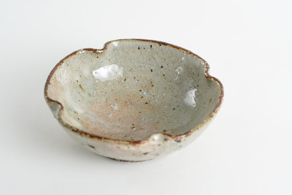 灰釉化粧四葉鉢 | 小辻真一