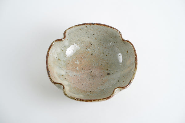 灰釉化粧四葉鉢 | 小辻真一