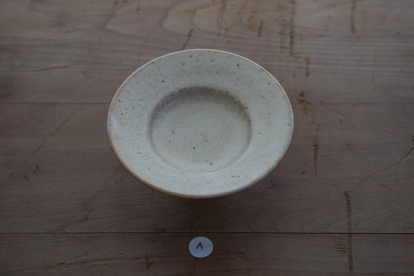 霧面白釉高台皿 | 山本一仁 (2025年12月)