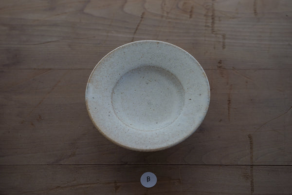 霧面白釉高台皿 | 山本一仁 (2025年12月)