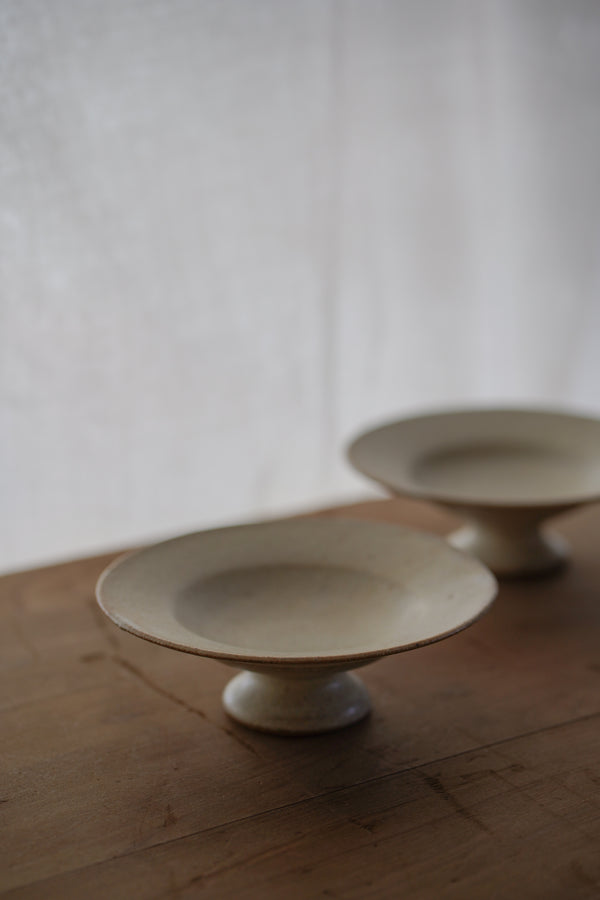 霧面白釉高台皿 | 山本一仁 (2025年12月)