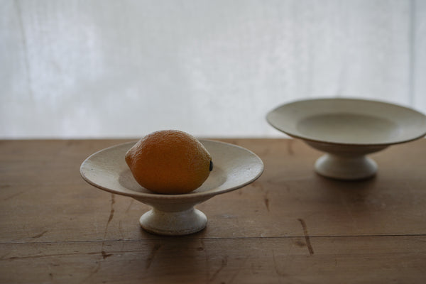 霧面白釉高台皿 | 山本一仁 (2025年12月)