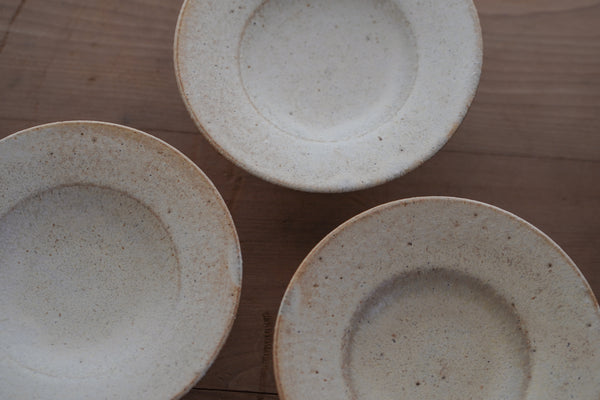 霧面白釉高台皿 | 山本一仁 (2025年12月)