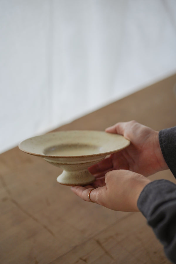 霧面白釉高台皿 | 山本一仁 (2025年12月)