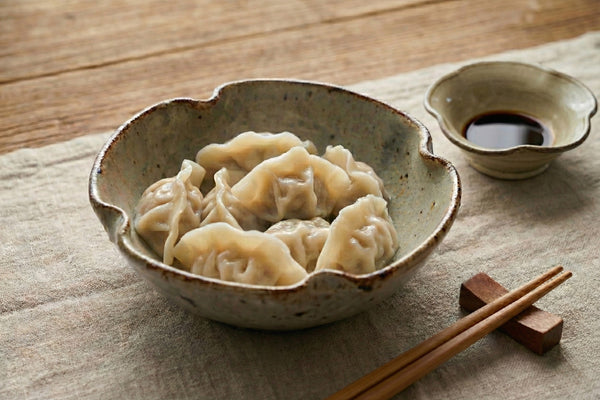 【再入荷】灰釉化粧四葉鉢 | 小辻真一