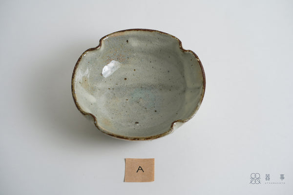 【再入荷】灰釉化粧四葉鉢 | 小辻真一