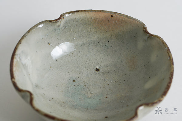 【再入荷】灰釉化粧四葉鉢 | 小辻真一