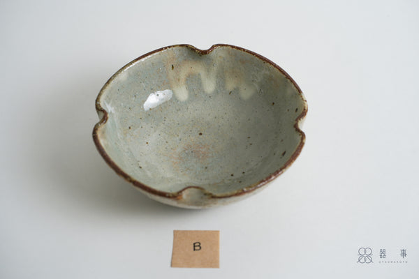 【再入荷】灰釉化粧四葉鉢 | 小辻真一