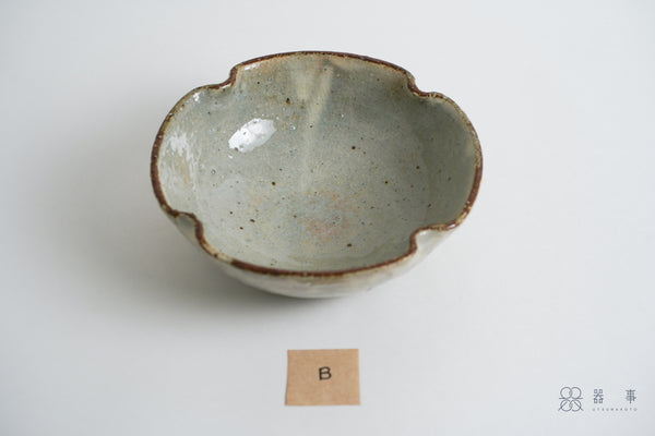 【再入荷】灰釉化粧四葉鉢 | 小辻真一