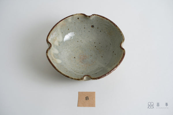 【再入荷】灰釉化粧四葉鉢 | 小辻真一