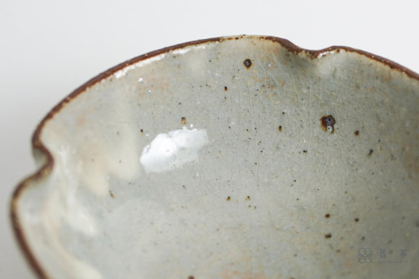 【再入荷】灰釉化粧四葉鉢 | 小辻真一