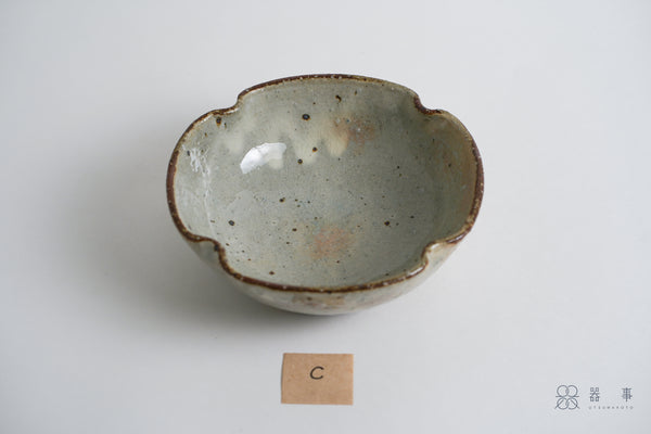 【再入荷】灰釉化粧四葉鉢 | 小辻真一