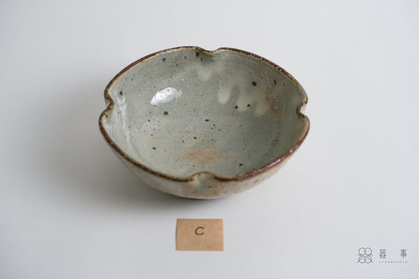 【再入荷】灰釉化粧四葉鉢 | 小辻真一