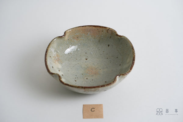 【再入荷】灰釉化粧四葉鉢 | 小辻真一