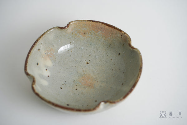 【再入荷】灰釉化粧四葉鉢 | 小辻真一