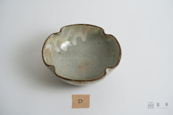 【再入荷】灰釉化粧四葉鉢 | 小辻真一