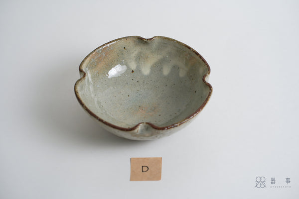 【再入荷】灰釉化粧四葉鉢 | 小辻真一