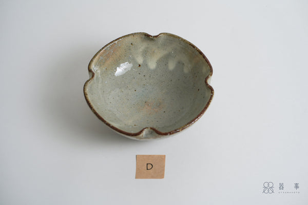 【再入荷】灰釉化粧四葉鉢 | 小辻真一